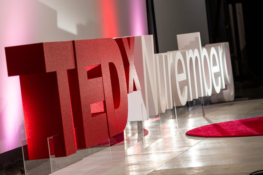 Wie kam TEDx eigentlich nach Nürnberg? Organisatorin Nina Tauscher spricht mit Podcast-Host Markus Kramer über die Entstehungsgeschichte des Nürnberger Non-Profit-Unternehmens