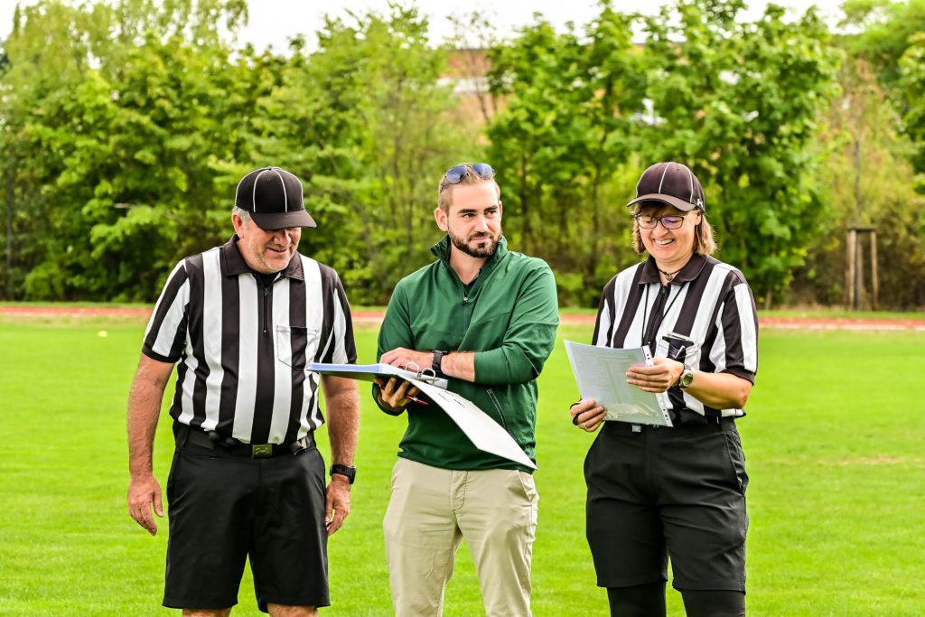 Dominik Brütting zusammen mit den beiden Refs im American Football