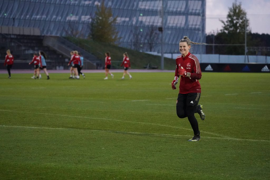 Lea Paulick, Torhüterin der Frauenbundesligamannschaft des 1.FC Nürnberg beim Warmmachen.