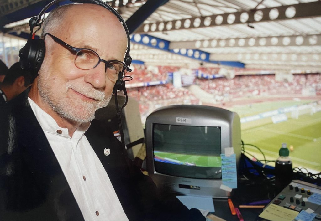 Sportreporter Günther Koch bei seiner Live-Moderation einer Bundesliga-Partie des 1.FC Nürnbergs bei "Heute im Stadion"