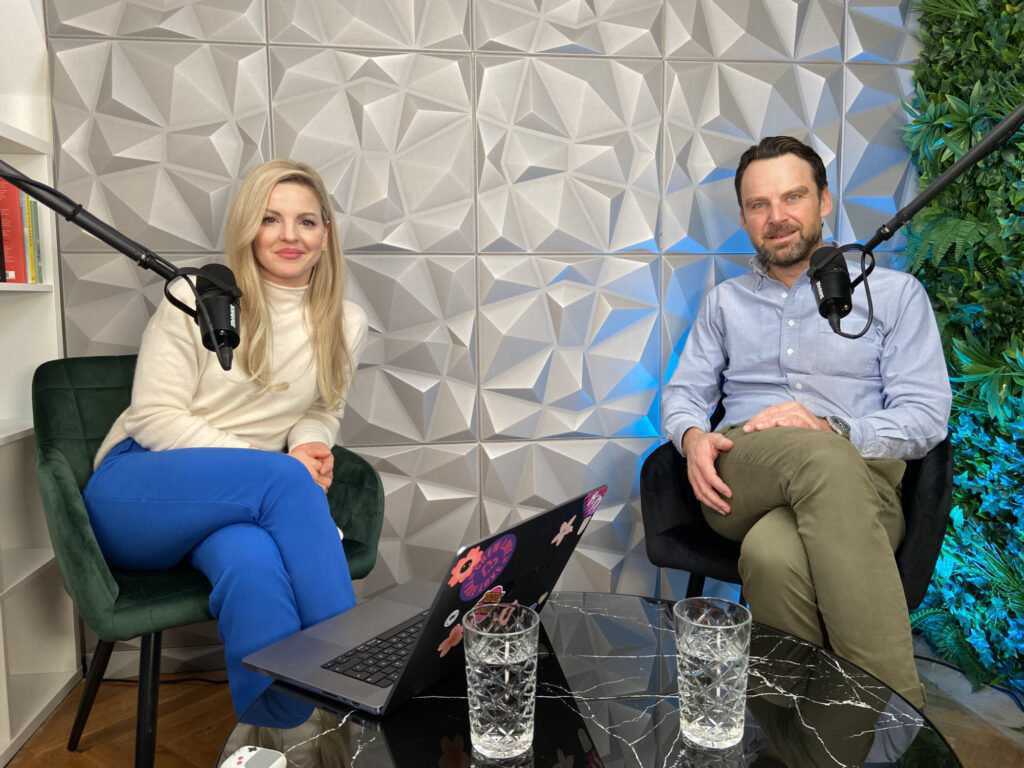 Cornelia Eidloth und Rainer Hohenberger von der Consorsbank im Podcast-Studio für eine neue Aufnahme "FinanzRomanze"