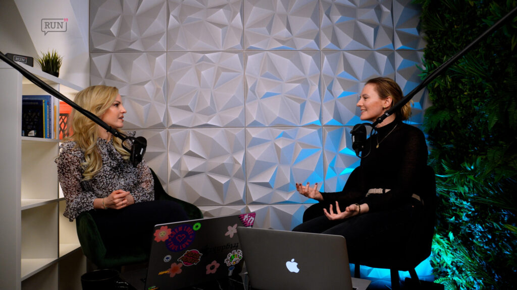 Cornelia Eidloth und Alice Hübener von BlackRock im Podcast-Studio zur Aufnahme einer neuen Episode FinanzRomanze